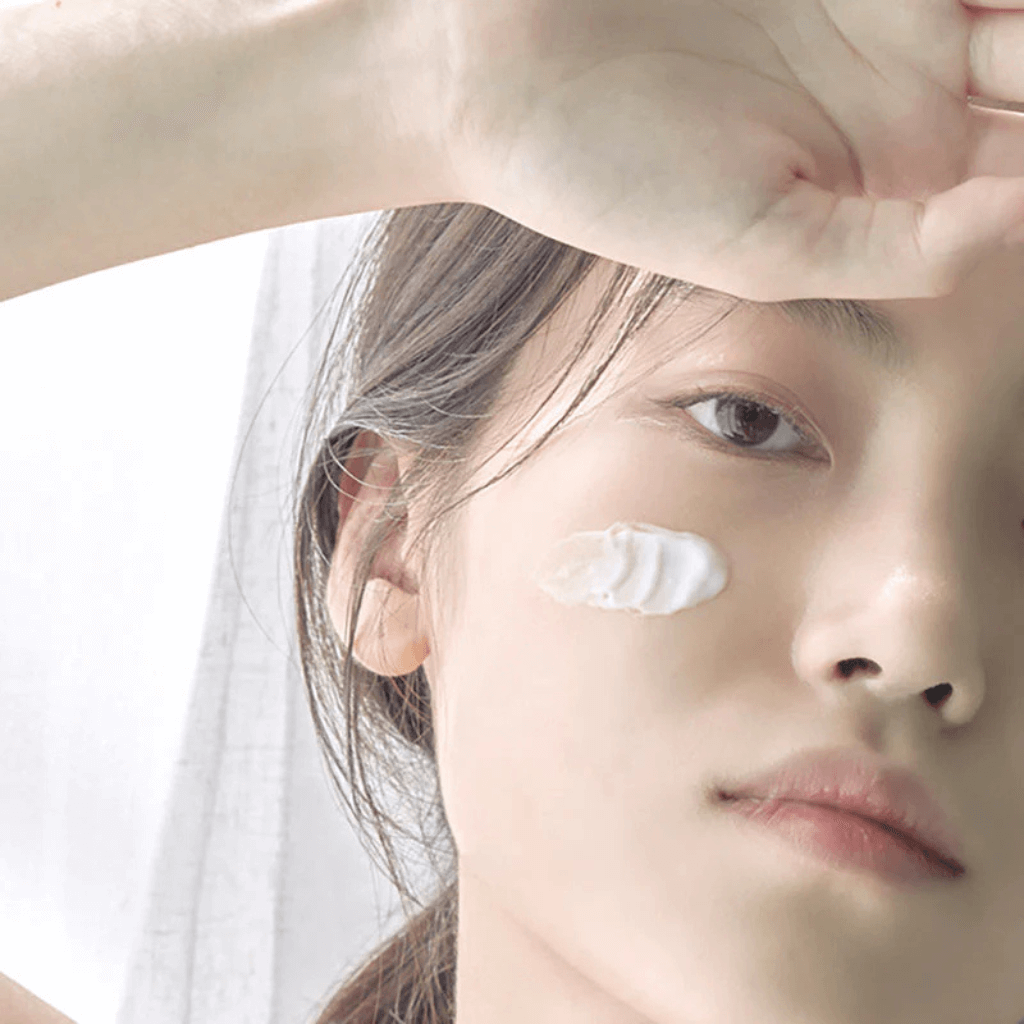 Application de la crème Anua Heartleaf 70% sur le visage pour un soin apaisant