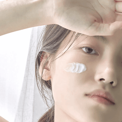 Application de la crème Anua Heartleaf 70% sur le visage pour un soin apaisant