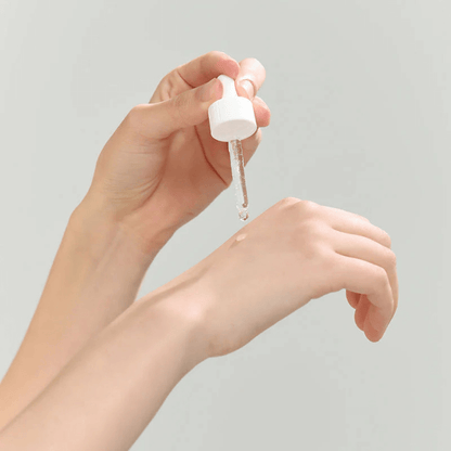 Application du sérum Glow Deep Beauty of Joseon au riz et alpha-arbutine